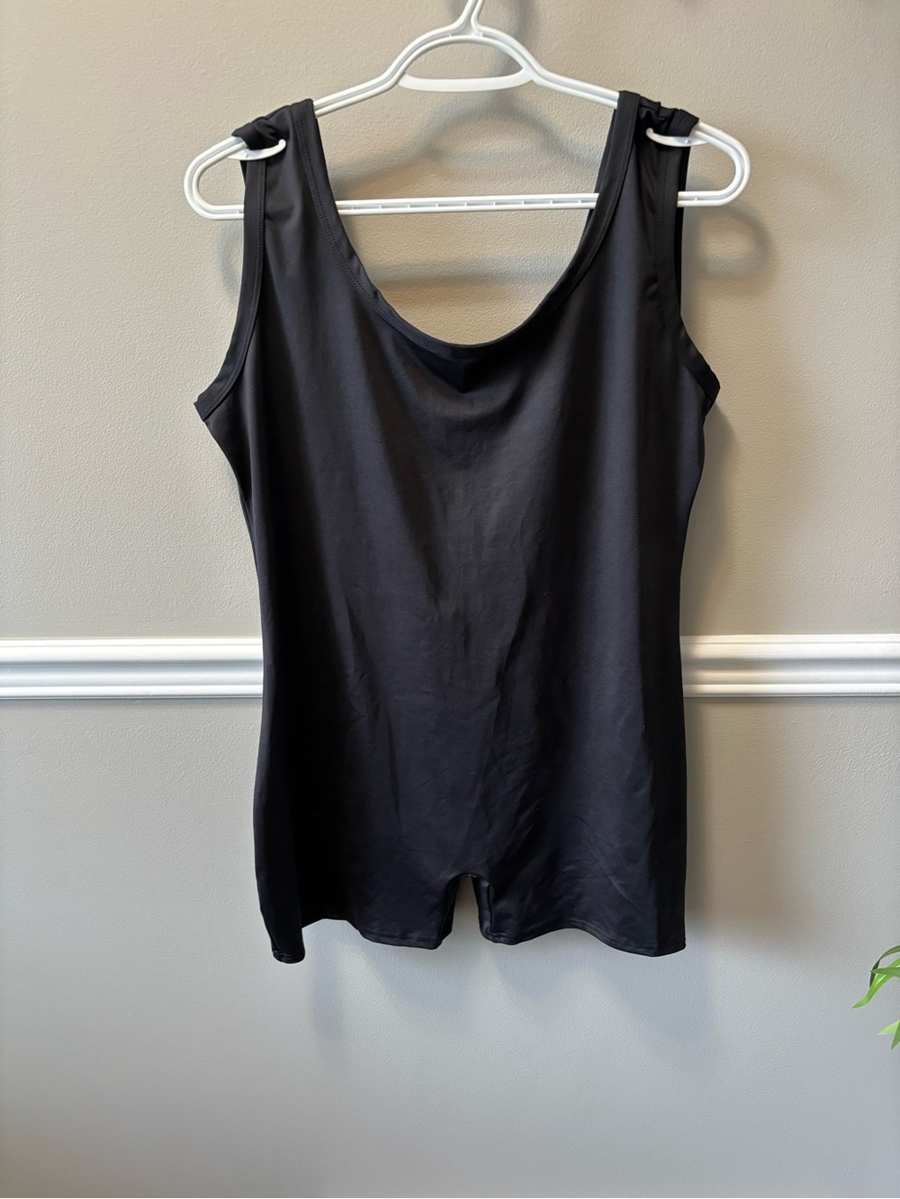 Black Sleeveless Scoop Neck Women's Tank Top